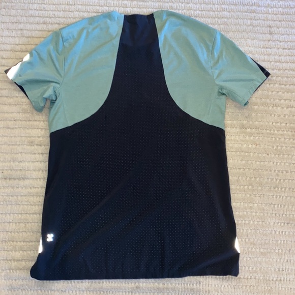 Men’s Lululemon lightweight shirt w reflective detailing - Picture 4 of 5